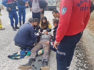 Tarlasını sürerken devrilen traktörün altında can verdi