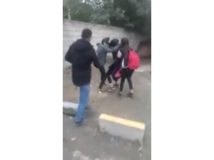 Liseli kızlar okul çıkışı saç saça, baş başa kavga etti