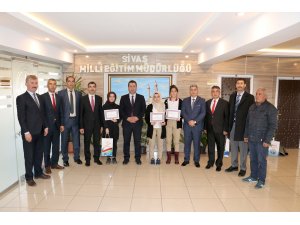 Milli Eğitim Müdürü Savaşçı, başarılı öğrencileri ödüllendirdi