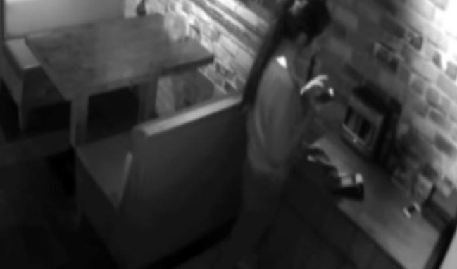 Pizzacıda çalışan kız öyle bir şey yaptı ki!