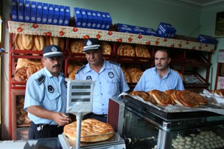 Beyşehir'de fırın ve marketler denetlendi