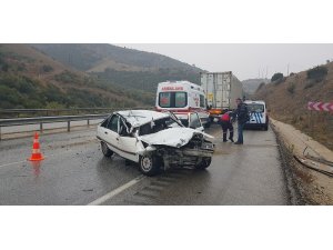 Otomobil tıra çarptı: 3 yaralı