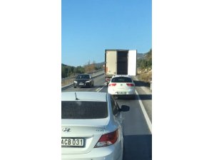 Dorse kapağı açılan kamyonun sürücüsü trafiği birbirine kattı