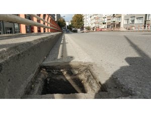 Yol kenarındaki mazgalları çaldı, yayaları tehlikeye attı