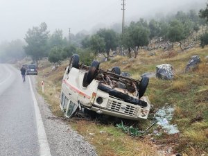 Milas’ta minibüs devrildi: 2 yaralı