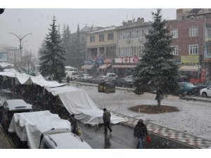 Şuhut’ta mevsimin ilk karı yağdı