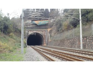 Kocaeli’de talaş yüklü tır, hızlı tren yolu köprüsünde devrildi