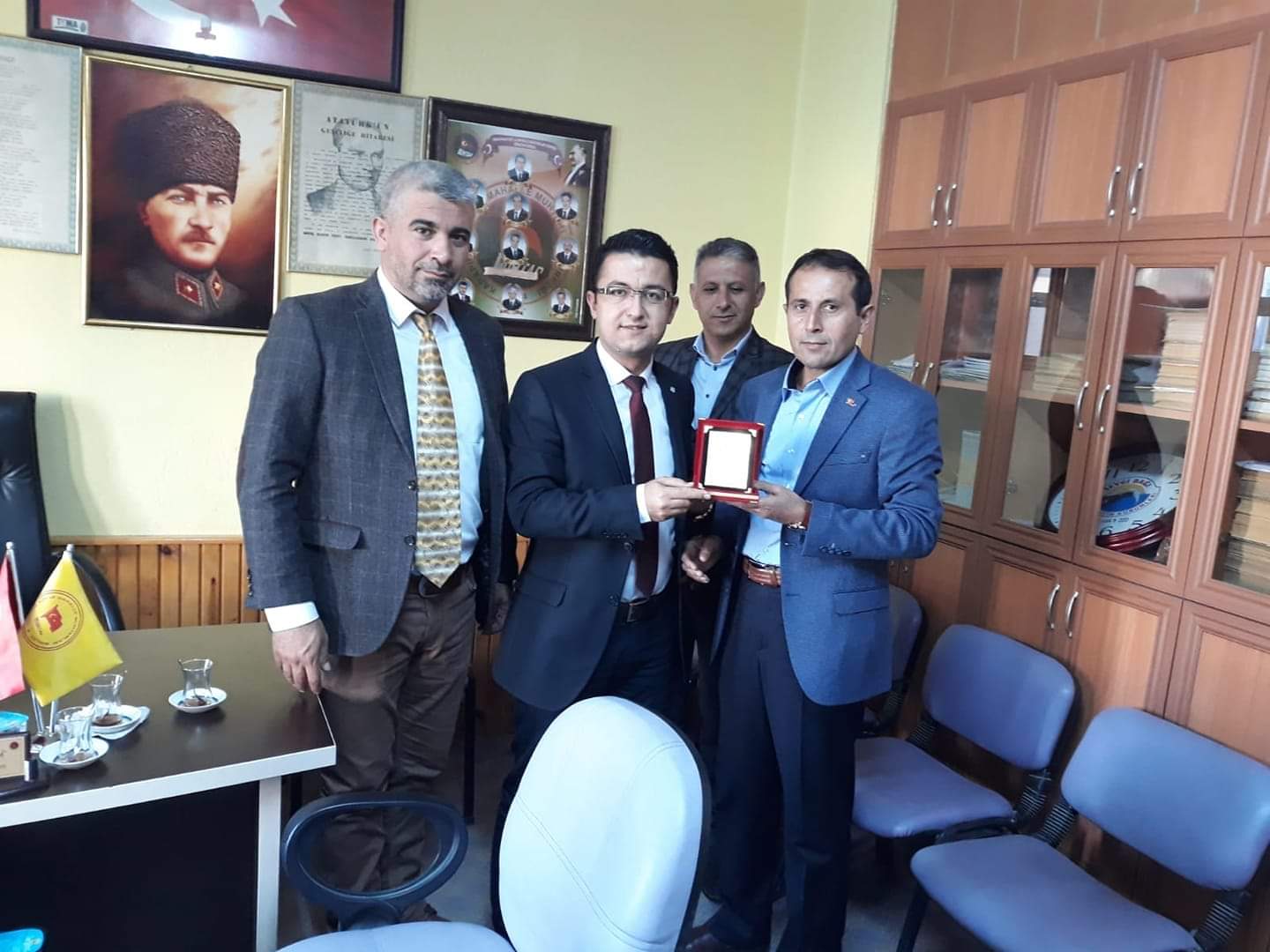 Muhtarlardan MEDAŞ'a plaket