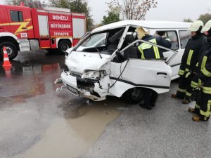 Kamyonet tıra arkadan çarptı: 1 yaralı