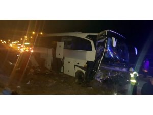 Niğde’de otobüs refüje çarptı: 20 yaralı