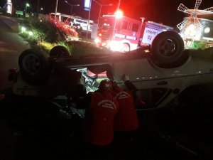 Balıkesir’de ters dönen araç içindeki 2 kişi kurtarıldı