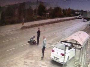 Kazada metrelerce savrulan aracından inip çarptığı adamın imdadına koştu