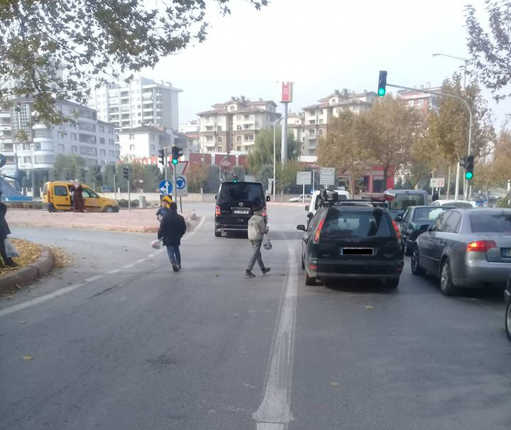 Suriyeli dilenci çocuklar trafiği tehlikeye sokuyor!