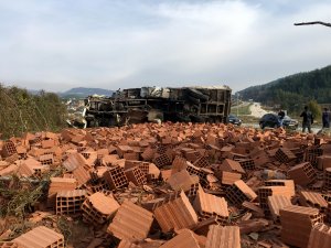 Freni patlayan kamyon devrildi: 4 yaralı