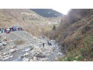 Hayvanlarını otlatırken düştüğü derede hayatını kaybetti