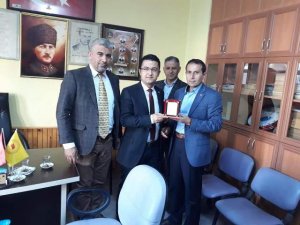 Muhtarlardan MEDAŞ'a plaket