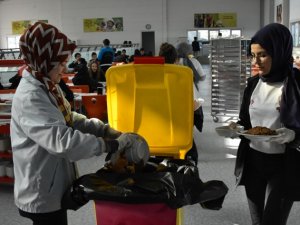 Okuldaki yemek artıklarıyla sahibi cezaevinde olan 15 köpeği besliyorlar