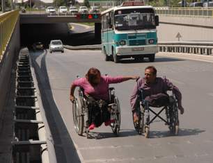 Alt geçitler engelli vatandaşa engel oluyor