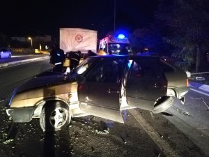 Otomobil aydınlatma direğini yıktı : 1 yaralı