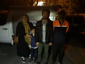 Dağda mahsur kalan aile kurtarıldı