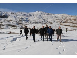 Vali Akbıyık, 2500 rakımda saz çaldı