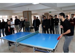 Vali Akbıyık, öğrencilerle masa tenisi oynadı