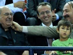 AKP'li Bakan CHP'den yanak aldı