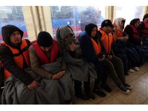 GÜNCELLEME 3 - Adada mahsur kalan düzensiz göçmenler kurtarıldı