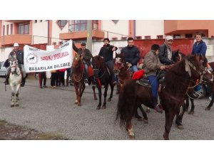 Maçı izlemeye atları ile geldiler