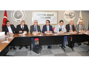 Antalya’da sektör temsilcileri komisyonculuğu kaldıracak olan yeni Hal Yasası’nı ele aldı