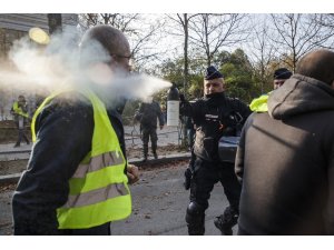 Fransa'da akaryakıt zamları 6 aylığına askıya alındı