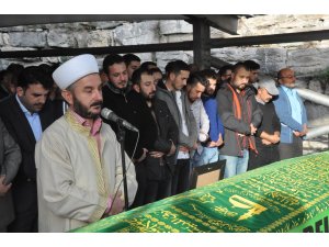 Kalp krizi sonucu ölen futbolcu son yolculuğuna uğurlandı