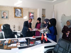 Öğrenciler Mevlit Kandili'nde karanfil dağıttı