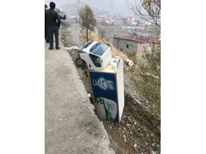 Yoldan çıkan kamyonet amuda kalktı