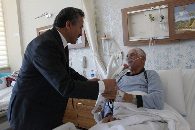 Başkan Tutal hastalara kandil ziyaretinde bulundu