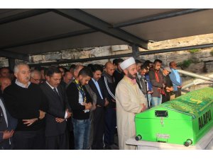 Kalp krizinden ölen futbolcu son yolculuğuna uğurlandı