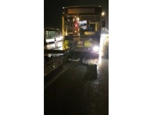 Belediye otobüsü refüje çıktı: 2 yaralı