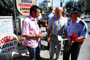 Karatay zabıtasından esnafa karanfil