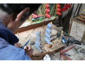 Ağaç ve tahta parçalarını makete dönüştürüyor