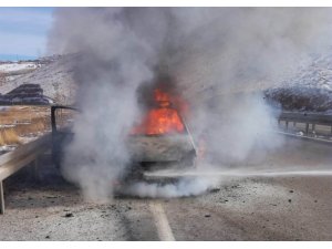 Seyir Halindeki Araç Alev Topuna Döndü