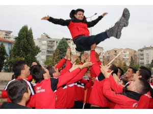 Dünya şampiyonu güreşçiye coşkulu karşılama