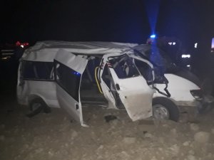 Hatay’da tarım işçilerini taşıyan minibüs şarampole uçtu: 12 yaralı
