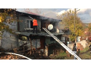 Cenazeye gittiği sırada evi yandı
