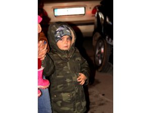 Ara sokaktan fırlayan araç iki çocuklu aileye çarpıp kaçtı