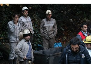 3 işçinin mahsur kaldığı madenin önündeki bekleyiş sürüyor