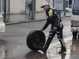 Köy minibüsünün römorkundan fırlayan tekerlek korku saçtı