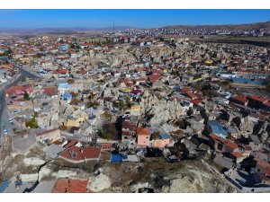 Yüzlerce yıllık kaya oyma ev geleneğinden vazgeçmiyorlar