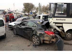 Freni boşalan midibüs ışıkta bekleyen araçlara çarptı: 2 yaralı