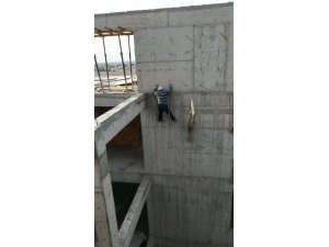 İnşaat işçisi 5’inci katta ölüme meydan okudu