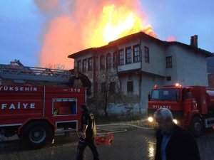 Taraklı’da 3 ev tamamen yandı
